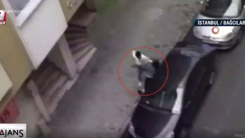 Άντρας στην Κωνσταντινούπολη κακοποίησε βάναυσα στον δρόμο την έγκυο γυναίκα του (vid)