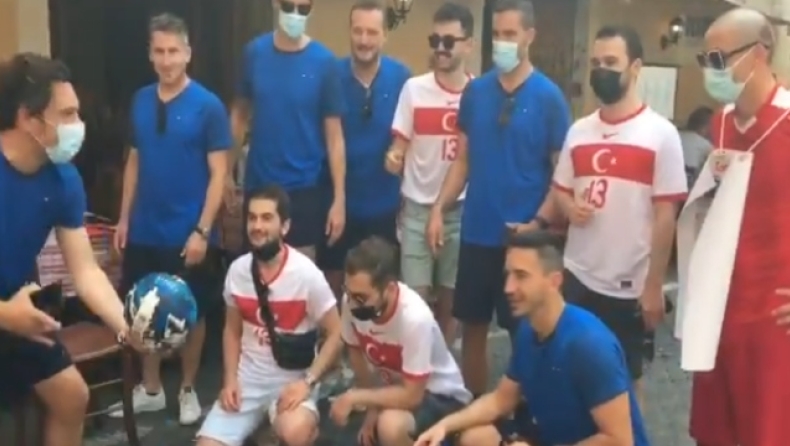 Euro 2020: Αγκαλιασμένοι Ιταλοί και Τούρκοι φίλαθλοι πριν το εναρκτήριο ματς (vid)