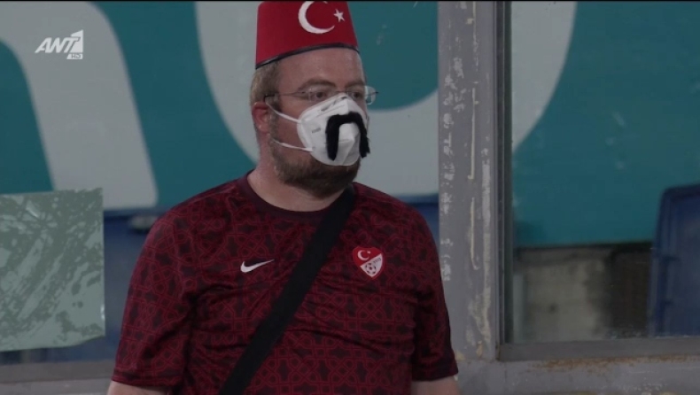 Τουρκία - Ιταλία: Τούρκος φίλαθλος με... μουστάκι πάνω από τη μάσκα (vid)