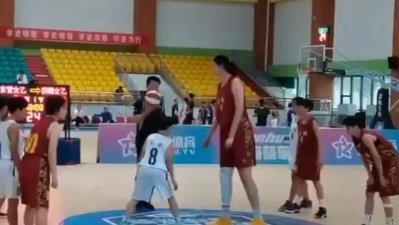 Κινέζα παίκτρια 14 ετών κυριαρχεί στα παρκέ με ύψος 2.27 μέτρα! (vid)