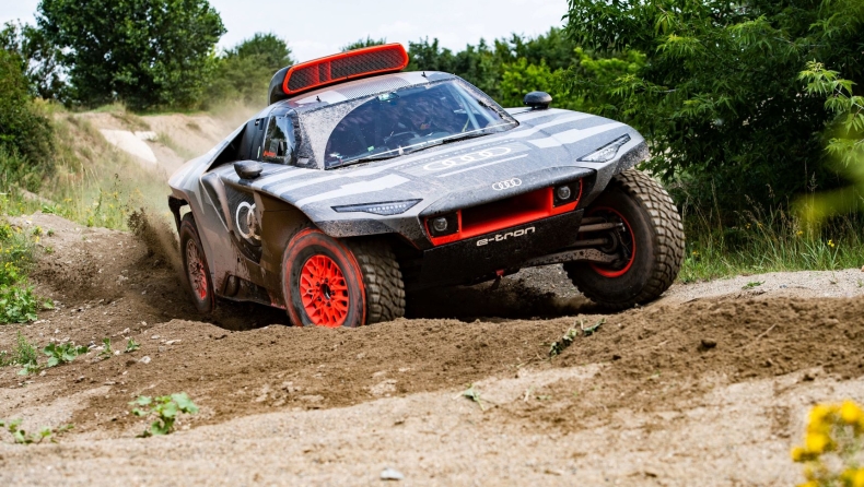 Η Audi αποκάλυψε το RS Q e-tron για το Ράλι Dakar (pics)