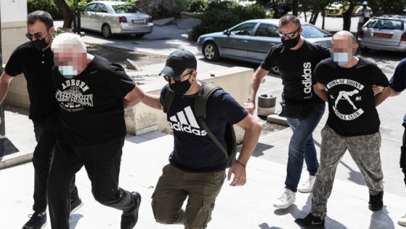 Βαρύτατες κατηγορίες στον αστυνομικό και τον πατέρα της 19χρονης στην Ηλιούπολη