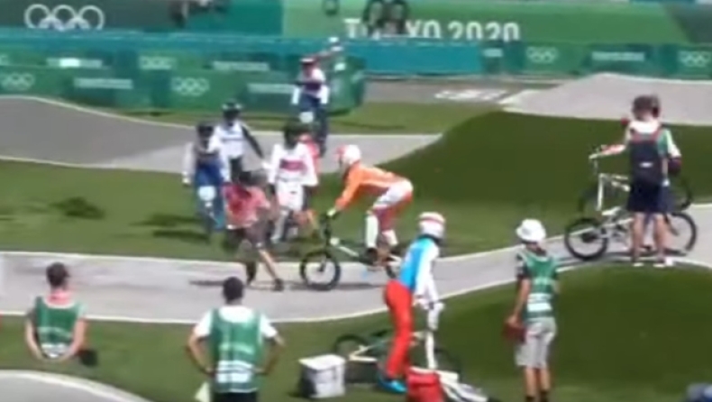 Ολυμπιακοί Αγώνες: Διαιτητής κάνει... βόλτα στην πίστα του BMX και προκαλεί σοβαρό ατύχημα! (vid)