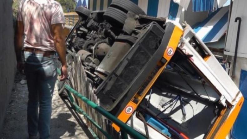 Ένας νεκρός και 19 τραυματίες από πτώση λεωφορείου σε χαράδρα στην Ιταλία (pics & vid)