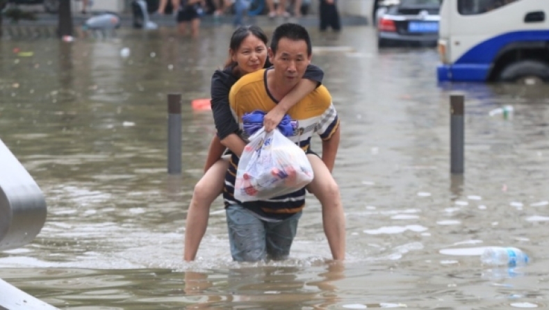Πλημμύρισε μέχρι και το μετρό στην Κίνα από τη μεγαλύτερη βροχή των τελευταίων 1.000 ετών: 18 νεκροί (pics & vids)