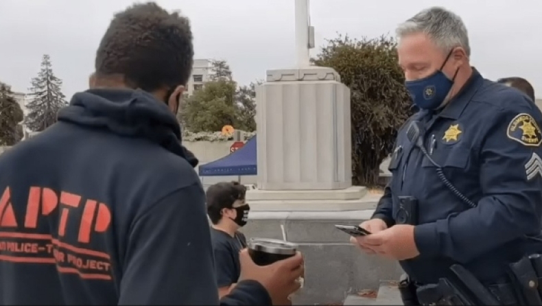 Αστυνομικός στις ΗΠΑ που προπηλάκιζε διαδηλωτή έπαιξε τραγούδι της Τέιλορ Σουίφτ για να μην ανέβει βίντεο στο Youtube (vid)