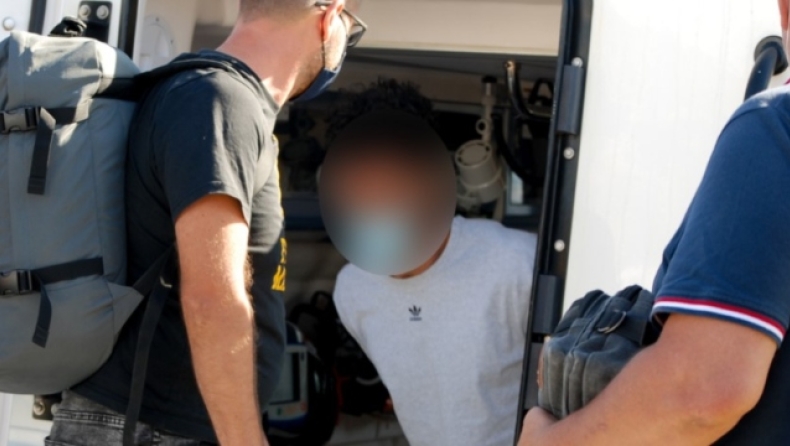 Έγκλημα στη Φολέγανδρο: Ο 30χρονος φέρεται να ξυλοκόπησε την Γαρυφαλλιά και μετά την πέταξε στα βράχια 