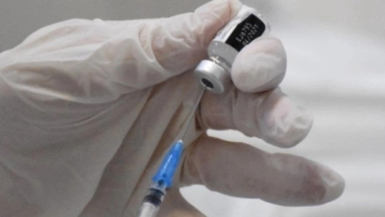 EMA: «Πολύ νωρίς για να αποφασιστεί αν θα χρειαστεί η χορήγηση περισσότερων των δύο δόσεων των εμβολίων»