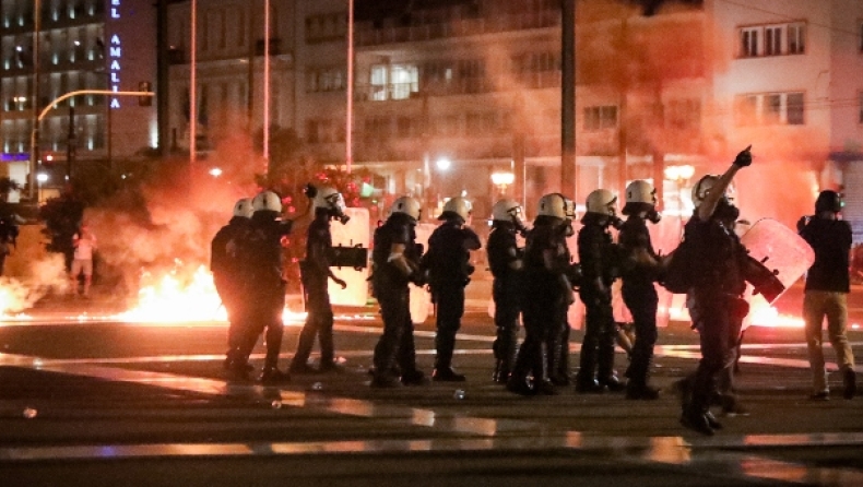 Επεισόδια στο τέλος της συγκέντρωσης των αντιεμβολιαστών στο Σύνταγμα (pics & vid)