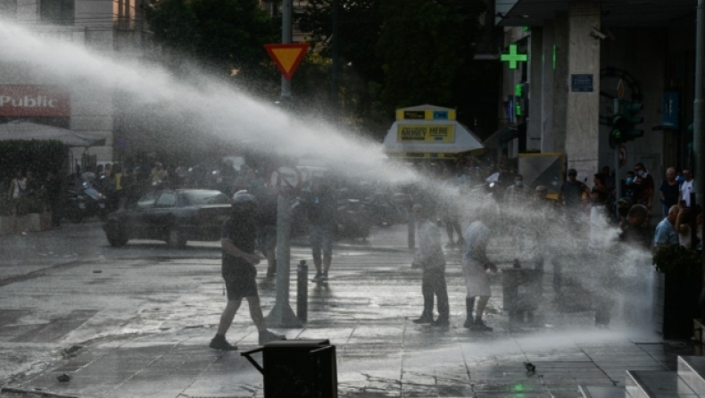 Περισσότερες από πέντε προσαγωγές στα επεισόδια στο Σύνταγμα και τα Προπύλαια (pics & vid)