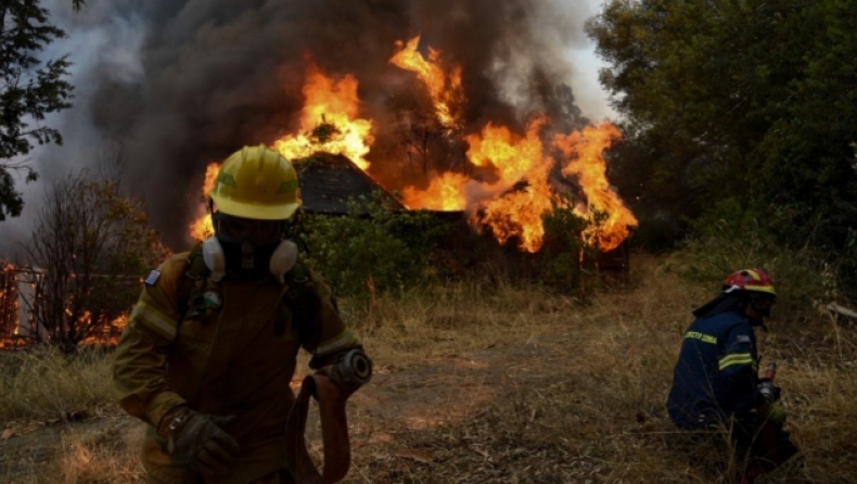 Φωτιά στην Αχαΐα: Πέντε άτομα στο νοσοκομείο, «η κατάσταση είναι πολύ δύσκολη, μεγάλες οι ζημιές» (vids)