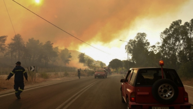 Φωτιά στην Αχαΐα: Περίπου 110 πολίτες απεγκλώβισε το Λιμενικό, «οι επόμενες ώρες είναι ιδιαίτερα κρίσιμες» (vid)