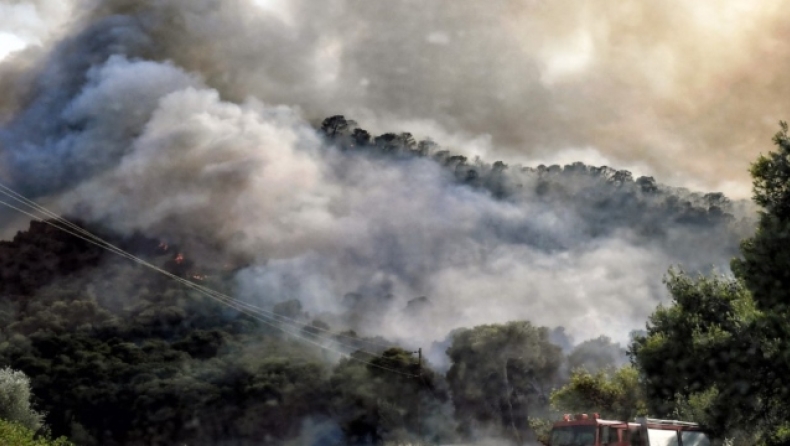 Μαίνονται οι πυρκαγιές στην Κορινθία, για βελτιωμένη εικόνα κάνει λόγο η Πυροσβεστική