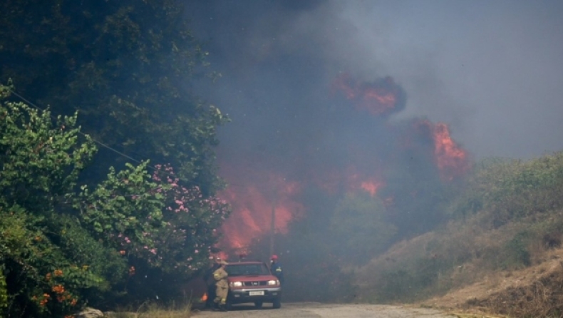 Φωτιά στην Αχαΐα: «Θα καούν τα σπίτια μας», δύσκολο βράδυ σε Δροσιά, Φτέρη και Σκιαδά (pics & vid)