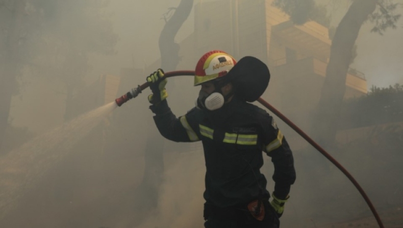 Δήμαρχος Διονύσου: «Καλύτερη αλλά δύσκολη η εικόνα της πυρκαγιάς», διάσπαρτες οι εστίες φωτιάς (vid)