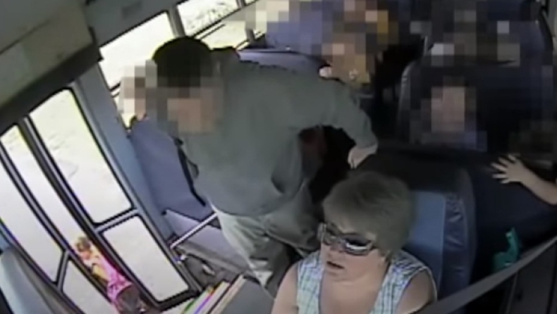 Η οδηγός «ταξίδευε» και το λεωφορείο έσερνε 6χρονο κοριτσάκι για μέτρα (vid)