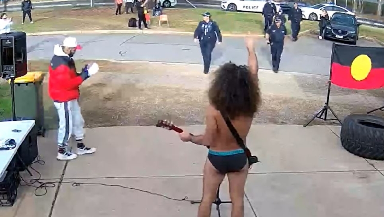 Κιθαρίστας στην Αυστραλία έπαιζε μόνο με το εσώρουχο δυνατά κιθάρα έξω από τη γειτονιά του και συνελήφθη (vid)