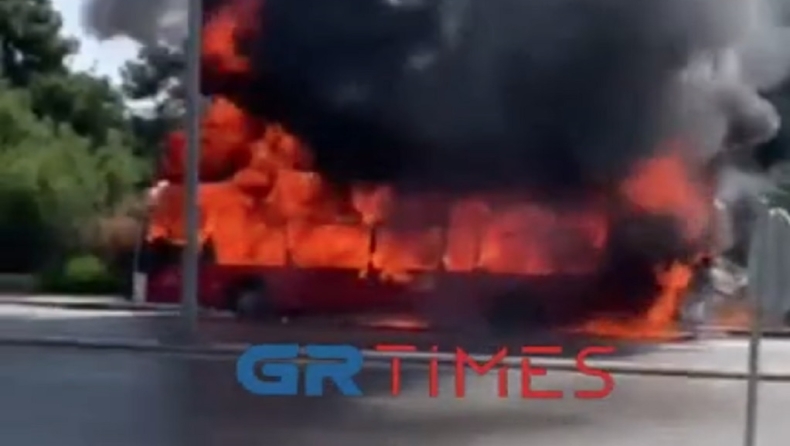 Η στιγμή που λεωφορείο του ΚΤΕΛ Σερρών τυλίγεται στις φλόγες (vid)