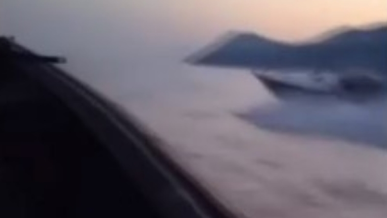Βίντεο-ντοκουμέντο από τη στιγμή που το λιμενικό πυροβολεί τη μηχανή του σκάφους διακινητή μεταναστών κι αυτός πέφτει στη θάλασσα (vid)