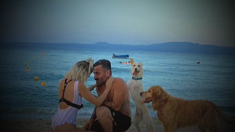 Ο Γιώργος Μαυρίδης έκανε πρόταση γάμου στην σύντροφό του στην παραλία (vid)