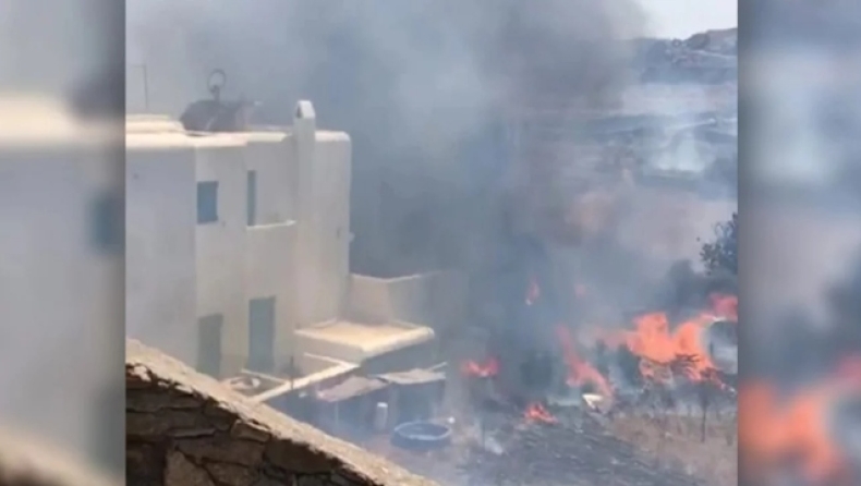 Φωτιά στην Μύκονο: Κάηκε ένα αυτοκίνητο και μηχανές, πλησίασαν τις βίλες οι φλόγες (vid)