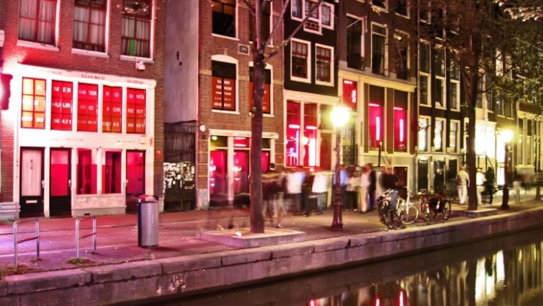 Δύο αδελφές στις... βιτρίνες του Άμστερνταμ έχουν εξυπηρετήσει 335.000 πελάτες (vid)