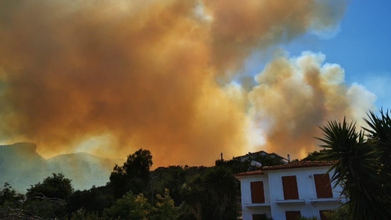 Ολονύχτια μάχη με τις φλόγες στη Σάμο: Εκκενώθηκαν δύο ξενοδοχεία και τρεις κατοικίες (pics & vids)