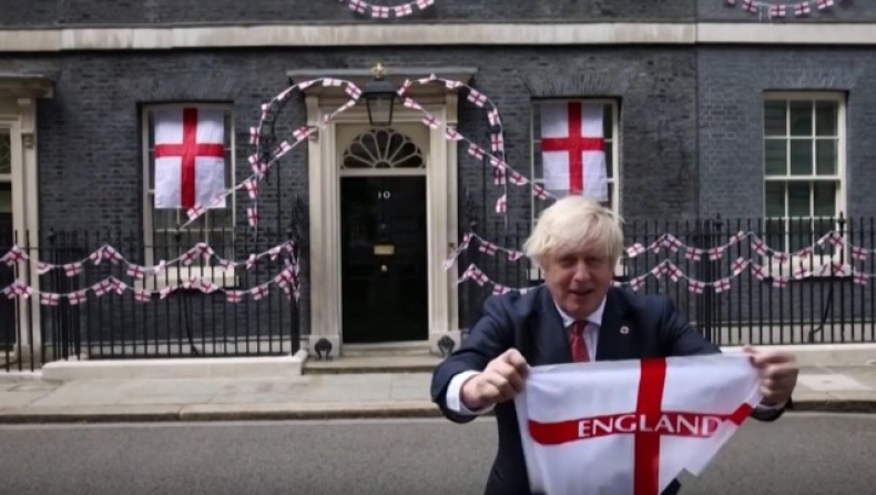 Euro 2020 - Αγγλία: Ο Μπόρις Τζόνσον γέμισε σημαίες την πρωθυπουργική κατοικία (pics & vid)