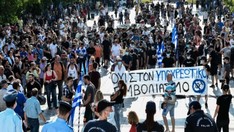 Ένταση στη συγκέντρωση κατά του υποχρεωτικού εμβολιασμού στο Σύνταγμα: Στο σημείο και υποστηρικτές της Χρυσής Αυγής (pics)