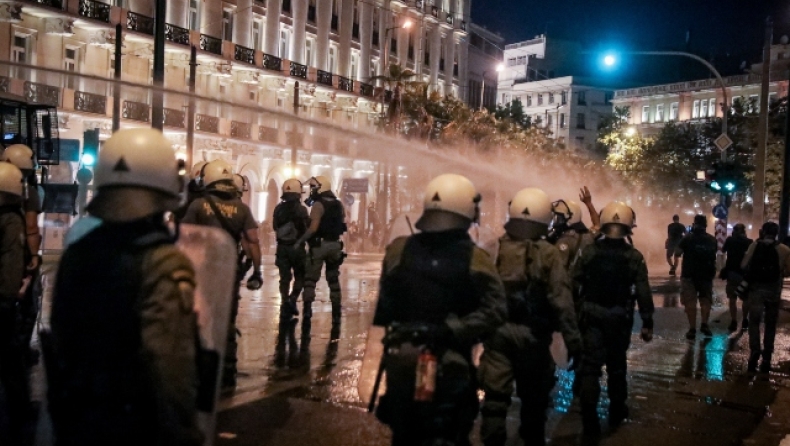 Επεισόδια με αντιεμβολιαστές στο Σύνταγμα: Και αστυνομικός ανάμεσα στους προσαχθέντες (vid)