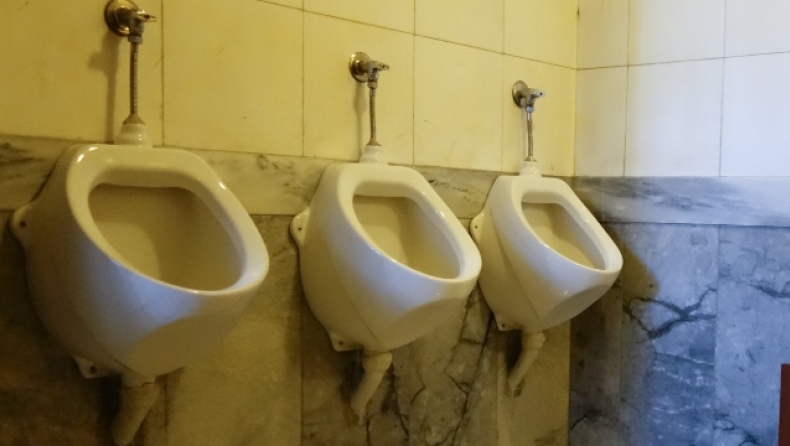 Μπάχαλο με τους εσωτερικούς χώρους στην εστίαση: Οι ανεμβολίαστοι δεν μπορούν να πάνε τουαλέτα (vid)