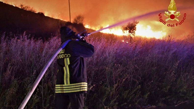 Βλέπουν εμπρησμούς πίσω από τις μεγάλες φωτιές στην Σικελία