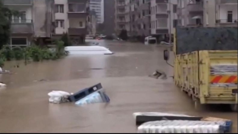 Τουλάχιστον 21 νεκροί στην Κίνα από τις καταρρακτώδεις βροχές (vid)	