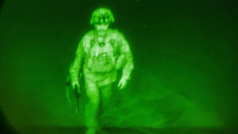 Η φωτογραφία με τον τελευταίο Αμερικάνο στρατιώτη που έφυγε από το Αφγανιστάν (pic)