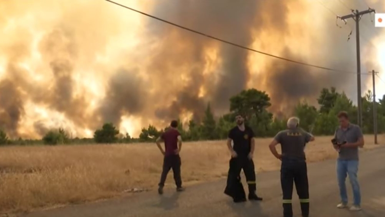 Πύρινη κόλαση στην Δροσοπηγή: «Αποχωρήστε αμέσως, κινδυνεύετε» (vids)