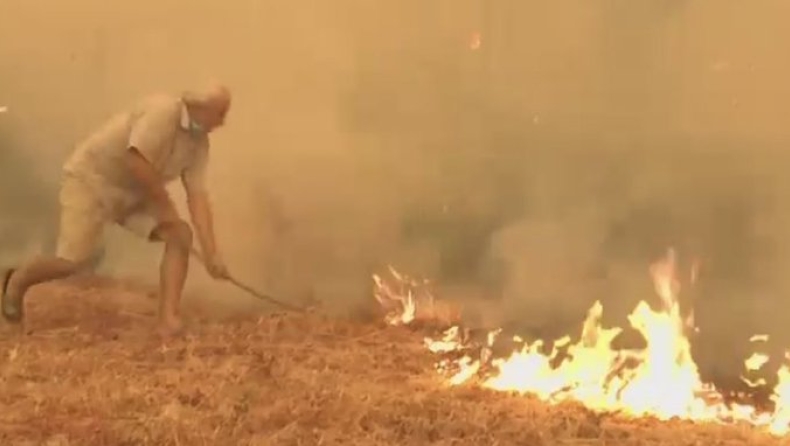 Συγκλονιστικό βίντεο από το Πευκί: Παππούς σβήνει με κλαδί τη φωτιά (vid)