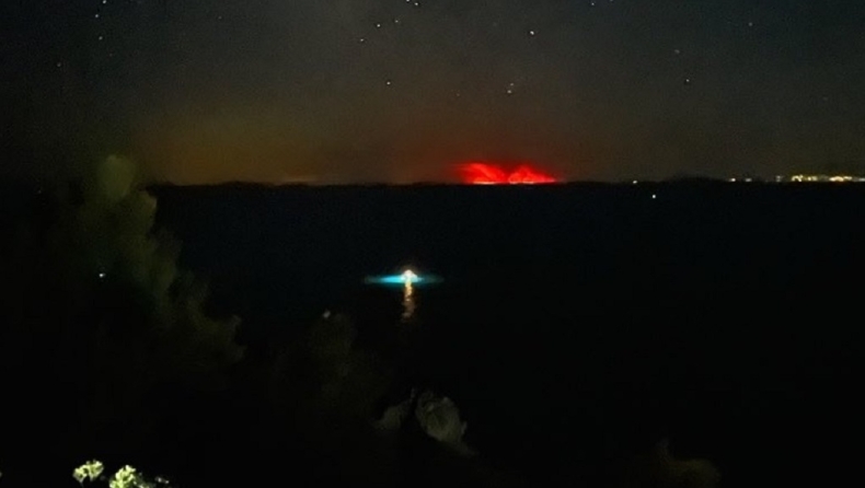 Η φωτιά της Εύβοιας είναι ορατή από την Χαλκιδική (pic)