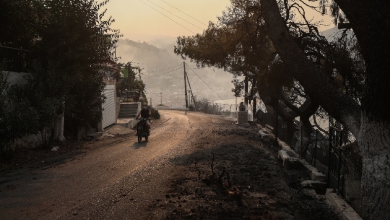 Μεγάλη μάχη με τις φλόγες στην Εύβοια, εκκενώνονται κι άλλα χωριά (vid)