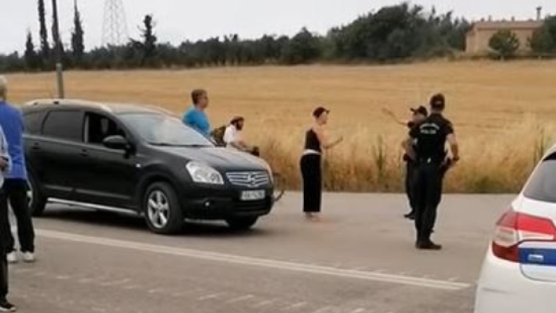 Εύβοια: Ζευγάρι εκλιπαρούσε αστυνομικούς να τους αφήσουν να μπουν στο χωριό Στροφυλιά (vid)