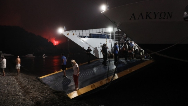 Συγκλονιστικές εικόνες με τους πολίτες να απομακρύνονται με ferry boat από τη Λίμνη Ευβοίας (pics & vids)