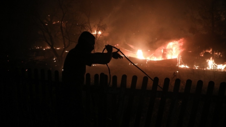 Ολονύχτια μάχη για να οριοθετηθεί η φωτιά σε Βαρυμπόμπη-Αδάμες και να μην μπει στο Κρυονέρι (pics & vid)