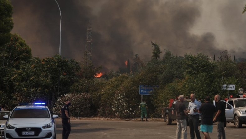 Καίγονται κτίρια και στρατόπεδο στη Βαρυμπόμπη! (vids)