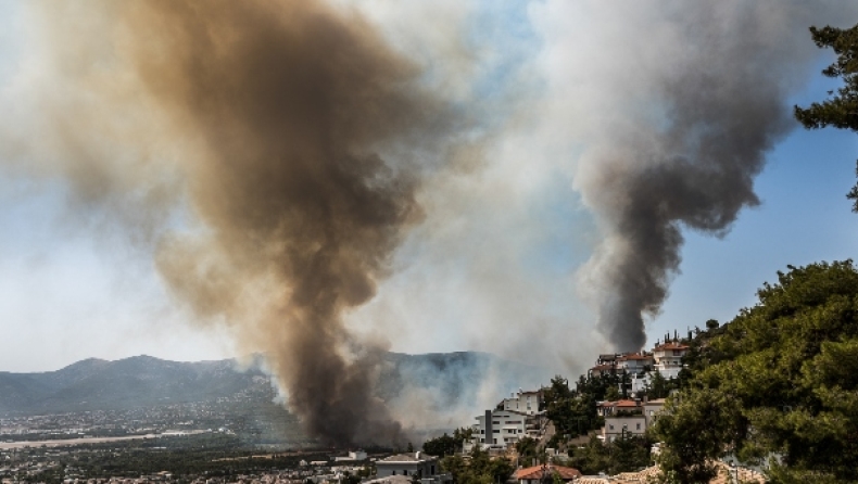 Απλώνεται σε τρία μέτωπα η φωτιά στη Βαρυμπόμπη: Εκκενώθηκε κατασκήνωση και ιππικοί όμιλοι (vids)