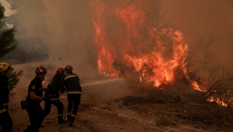 Φωτιά στην Εύβοια: Κυκλώνουν χωριά οι φλόγες, μήνυμα εκκένωσης της Αβγαριάς (vids)