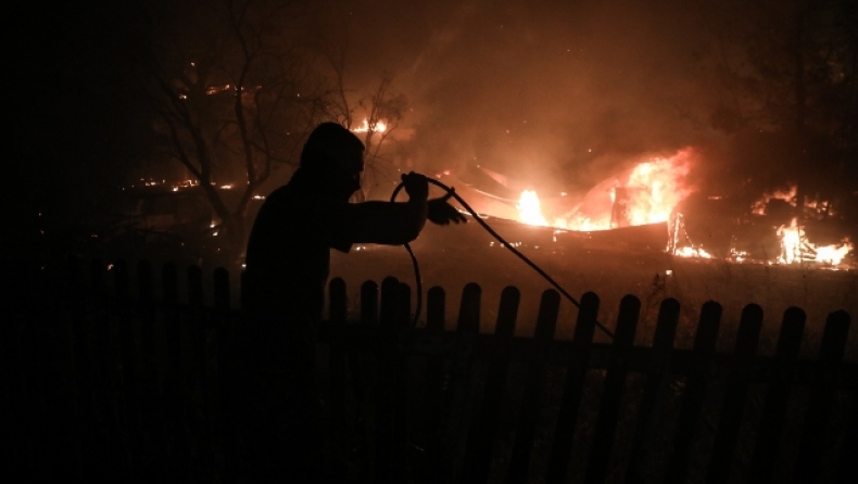 Δήμος Διονύσου: «Οι ηρωικές προσπάθειες έχουν αποτέλεσμα, εμποδίζεται το πέρασμα της φωτιάς στο Κρυονέρι» (pic)