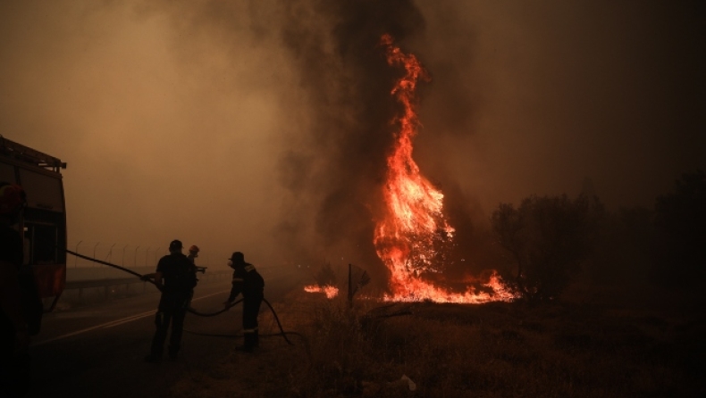 Φωτιά στη Βαρυμπόμπη: Εκκένωση του Ολυμπιακού Χωριού (vid)