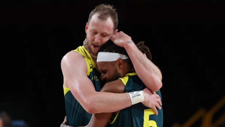 Η αγκαλιά του Ινγκλς με τον ήρωα της Αυστραλίας, Μιλς (pic)
