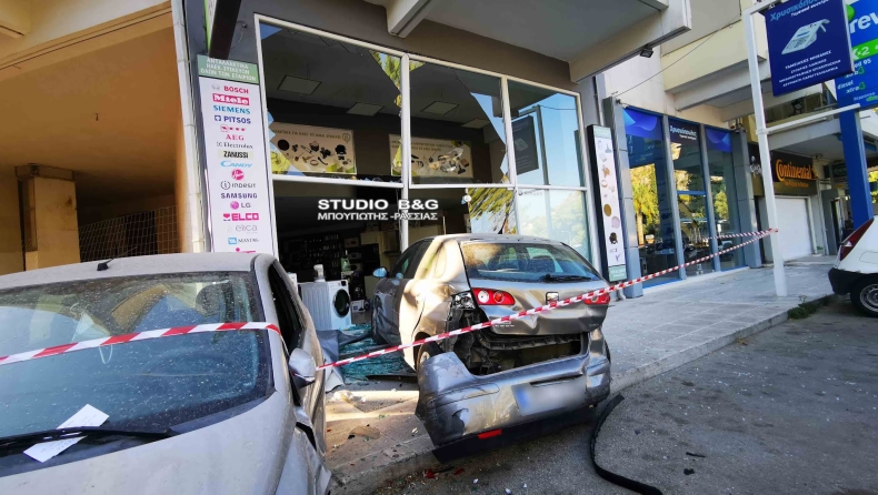 Παρκαρισμένο όχημα κατέληξε σε κατάστημα με ηλεκτρικά στο Ναύπλιο (vid)