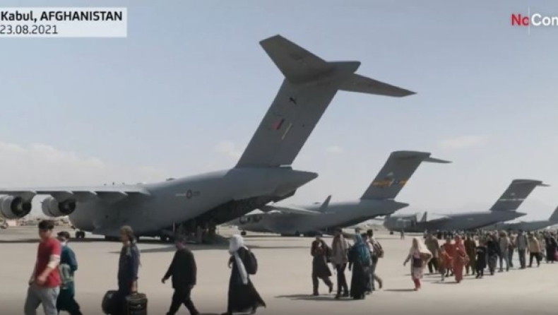 Μέσα στο αεροδρόμιο της Καμπούλ στο Αφγανιστάν: Χάος και συρματοπλέγματα (vid)