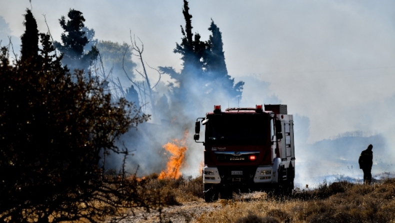 Φωτιά στην Κερατέα: Εκκενώνονται οικισμοί, απεγκλωβίστηκε ηλικιωμένη, καταγγελίες για εμπρησμό (vids)